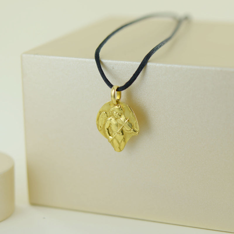 Médaille ange au violon irrégulière en or jaune