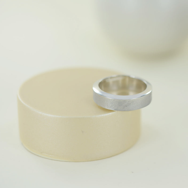 Bague ruban en or blanc