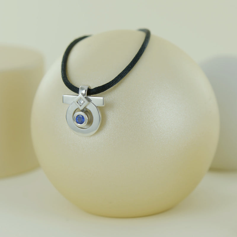 Pendentif Kairos en or blanc, saphir et diamant
