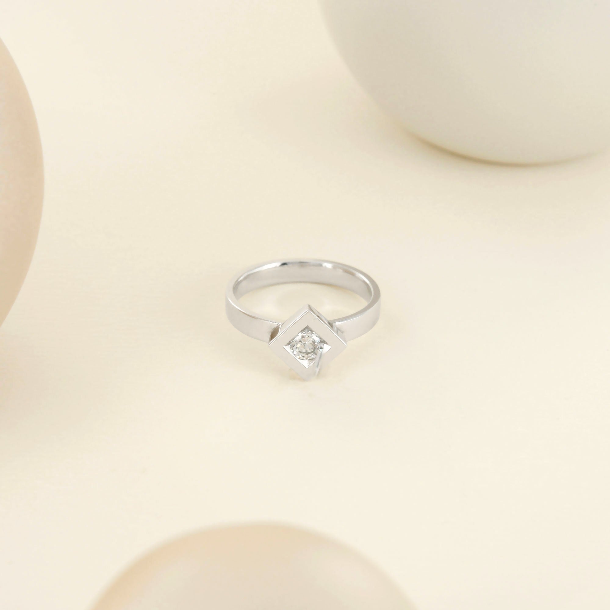 Solitaire complice en or blanc et diamant