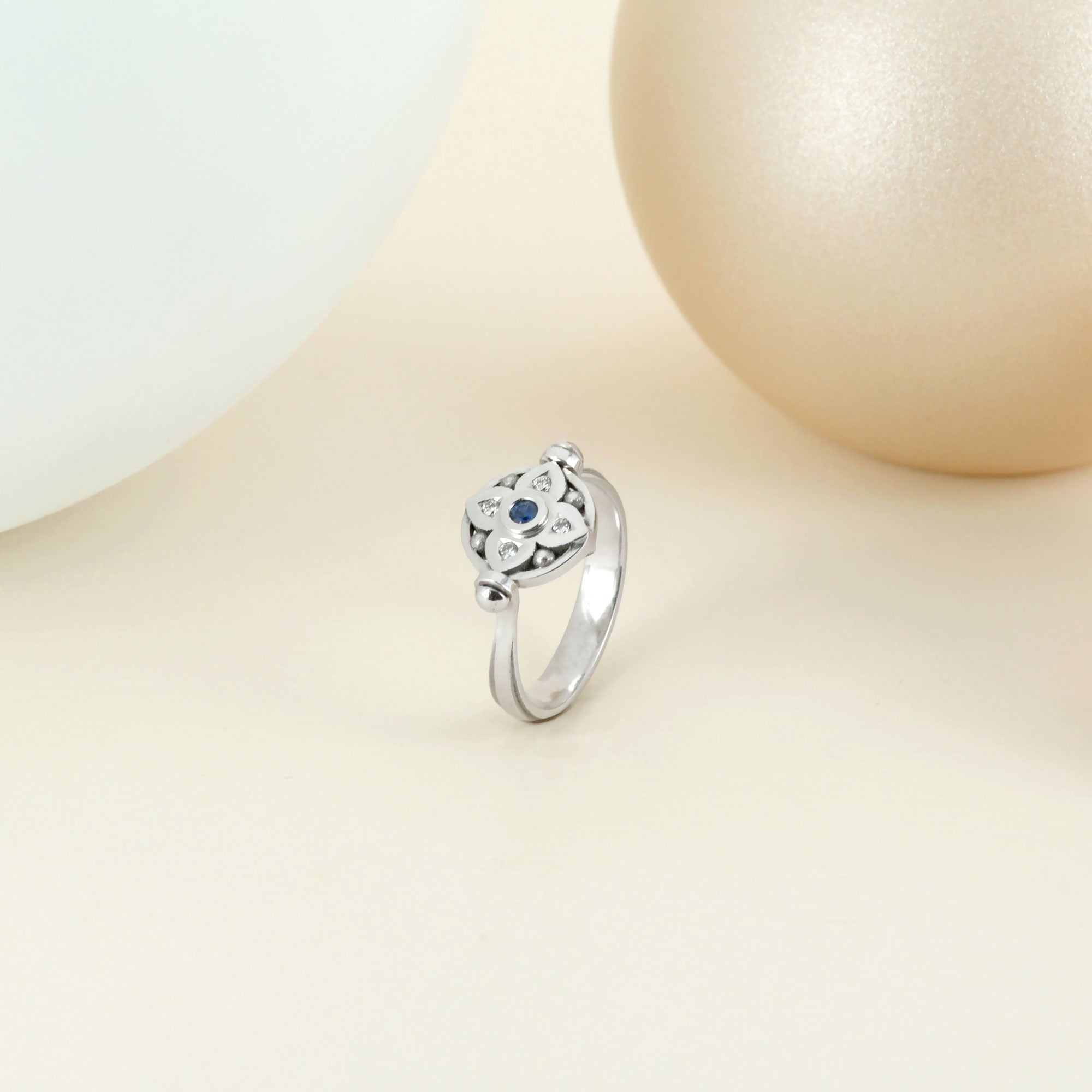 Bague vice versa en or blanc, saphir et diamants (recto verso)