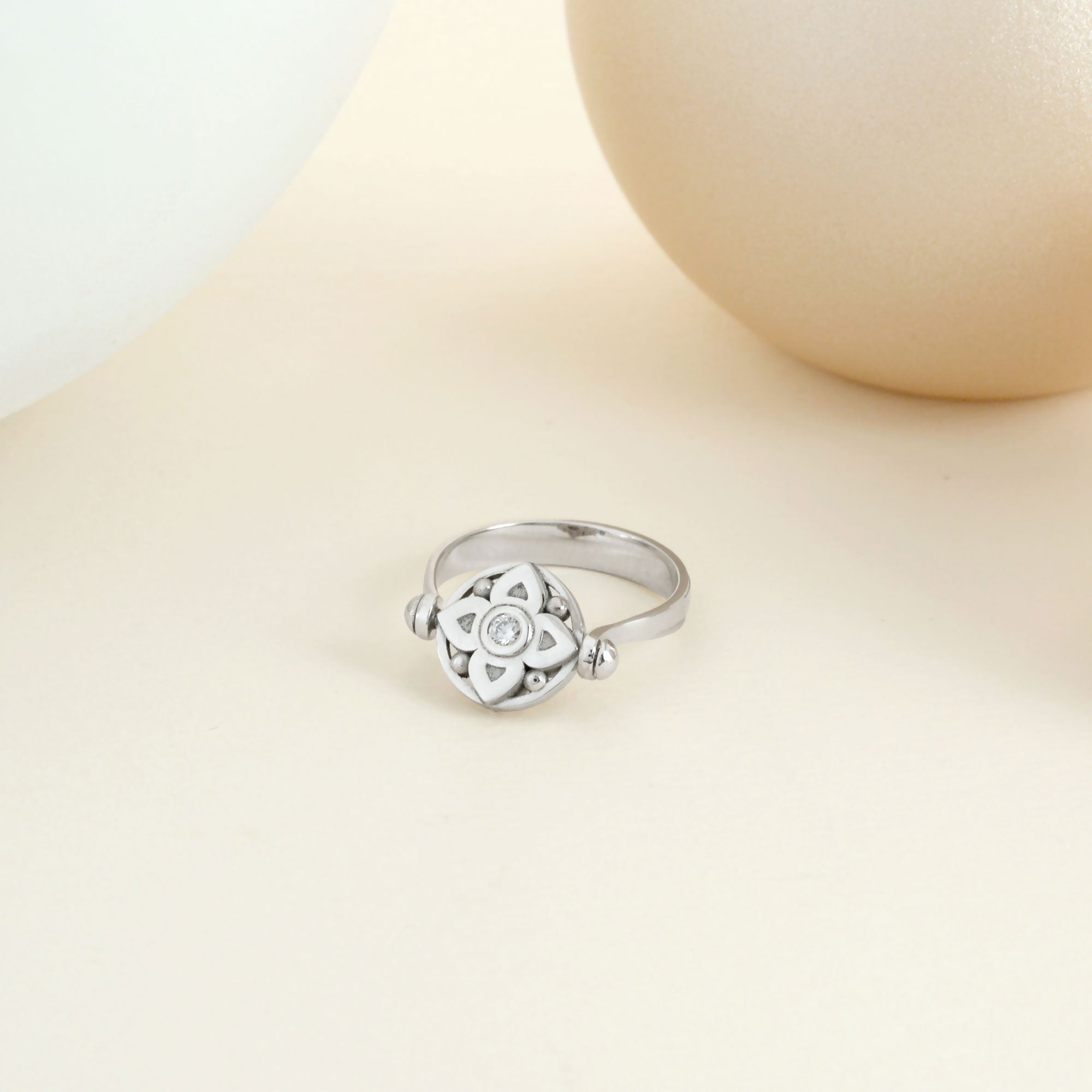 Bague vice versa en or blanc, saphir et diamants (recto verso)