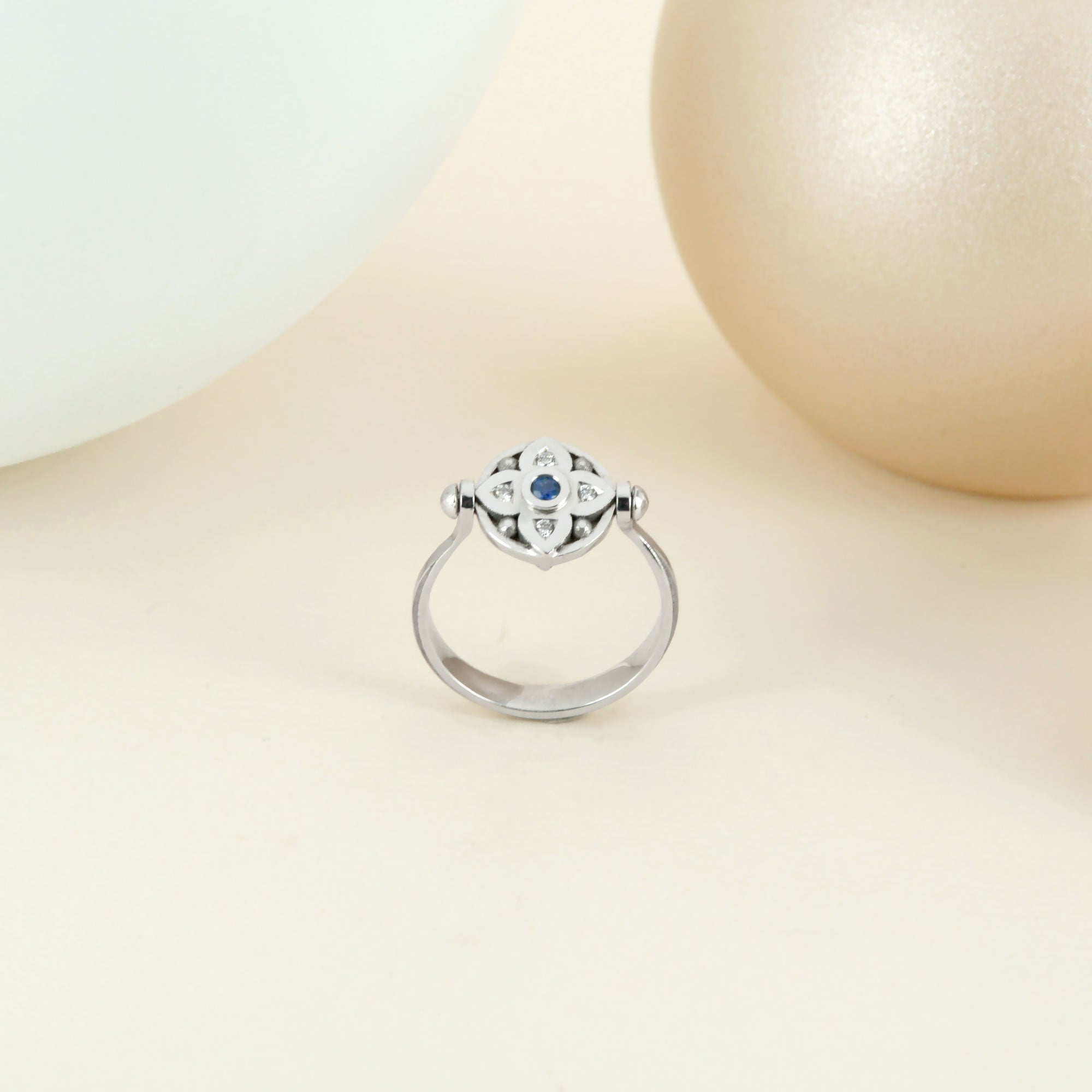 Bague vice versa en or blanc, saphir et diamants (recto verso)