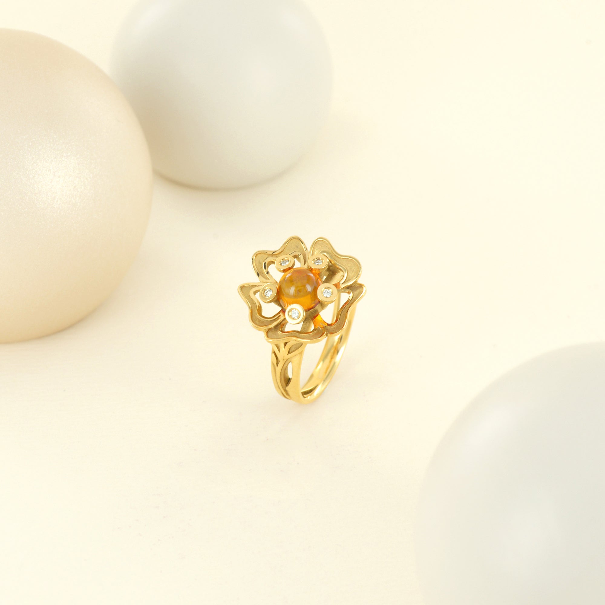 Bague Pensée Sauvage médium en or jaune et citrine