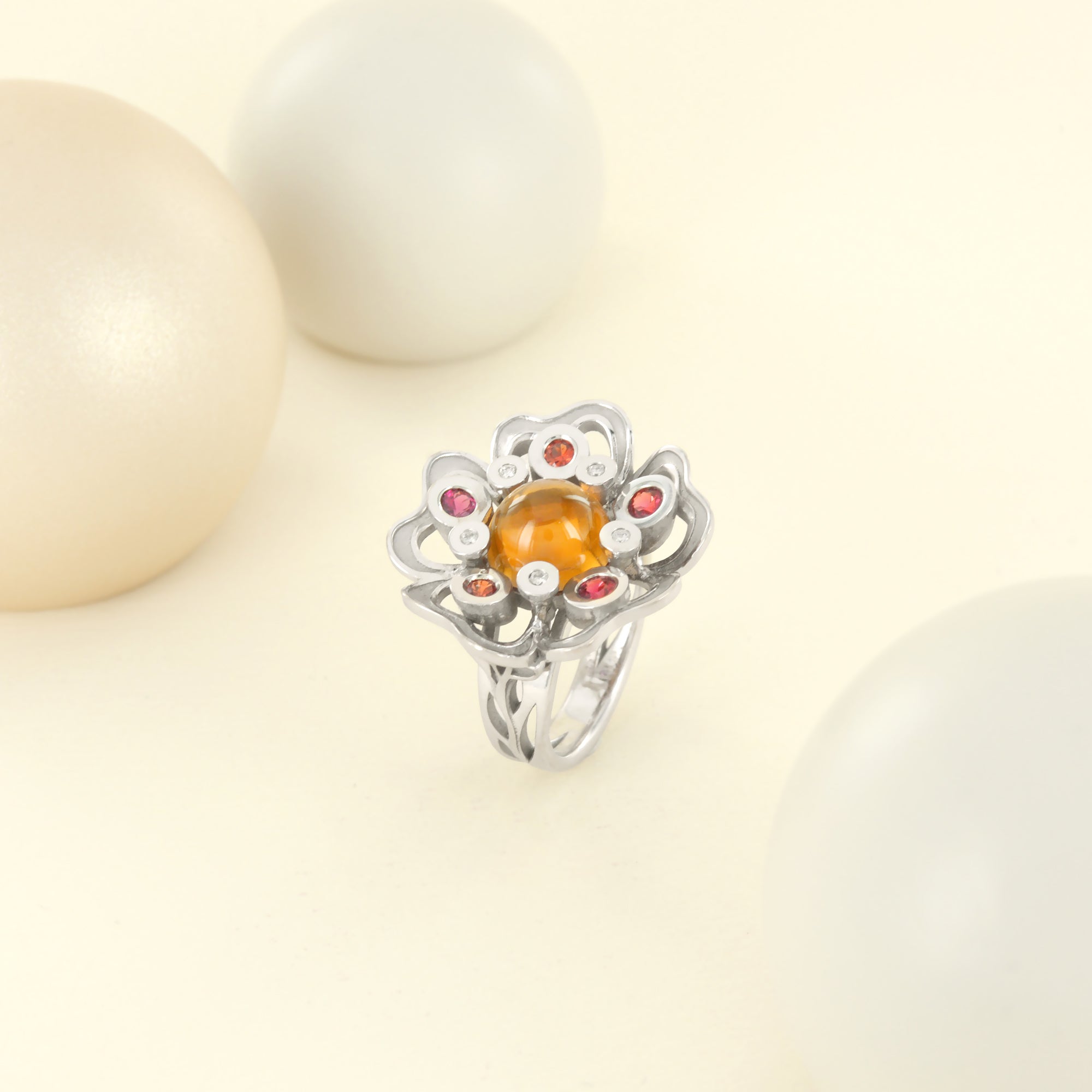 Bague Pensée Sauvage Large en or blanc et citrine