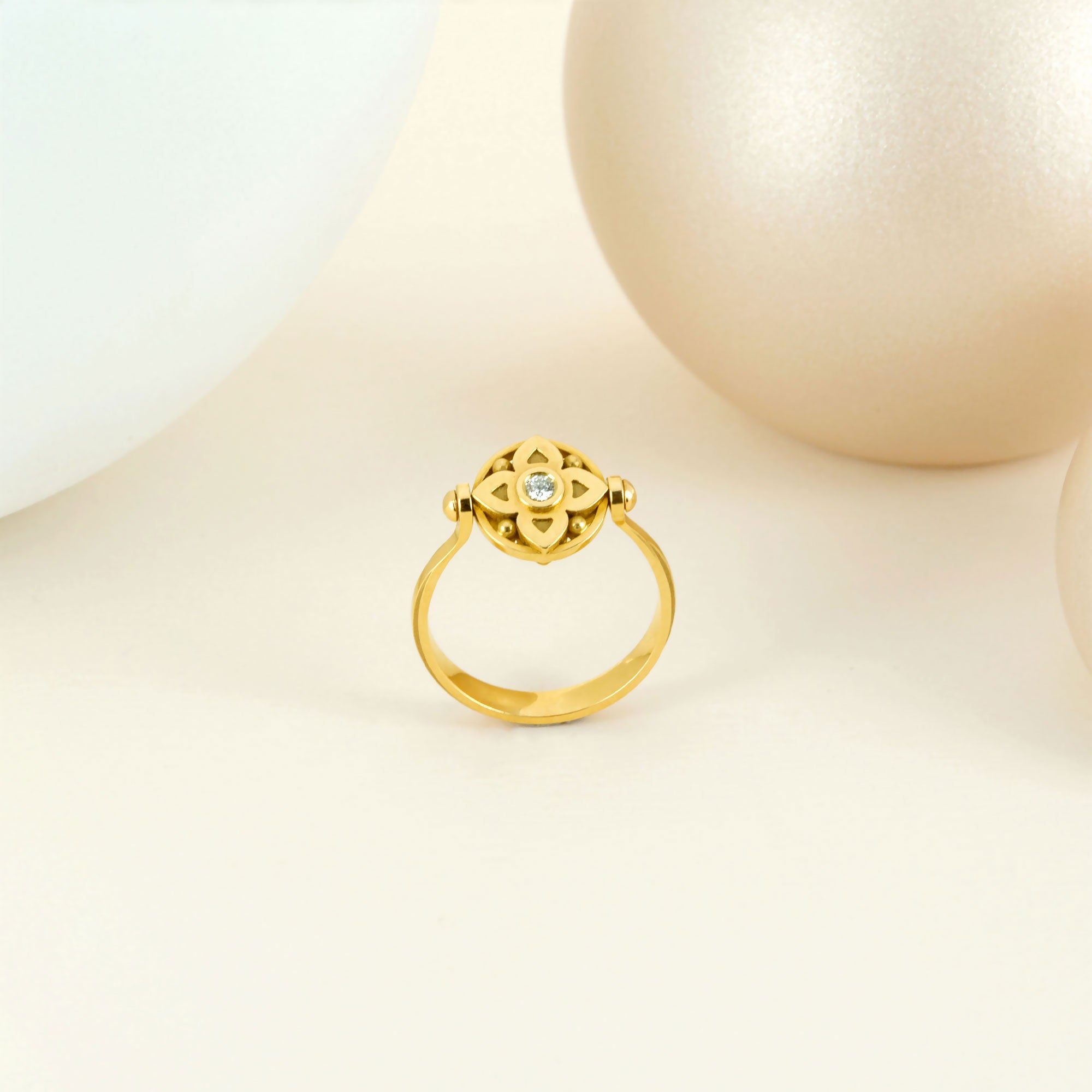 Bague vice versa en or jaune, saphir et diamants (recto verso)