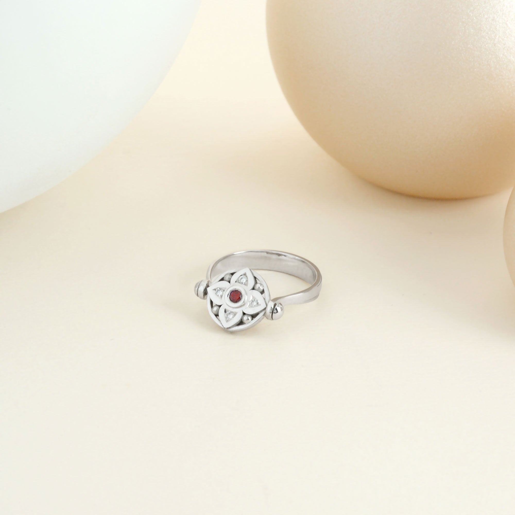 Bague vice versa en or blanc, saphir, rubis et diamants (recto verso)