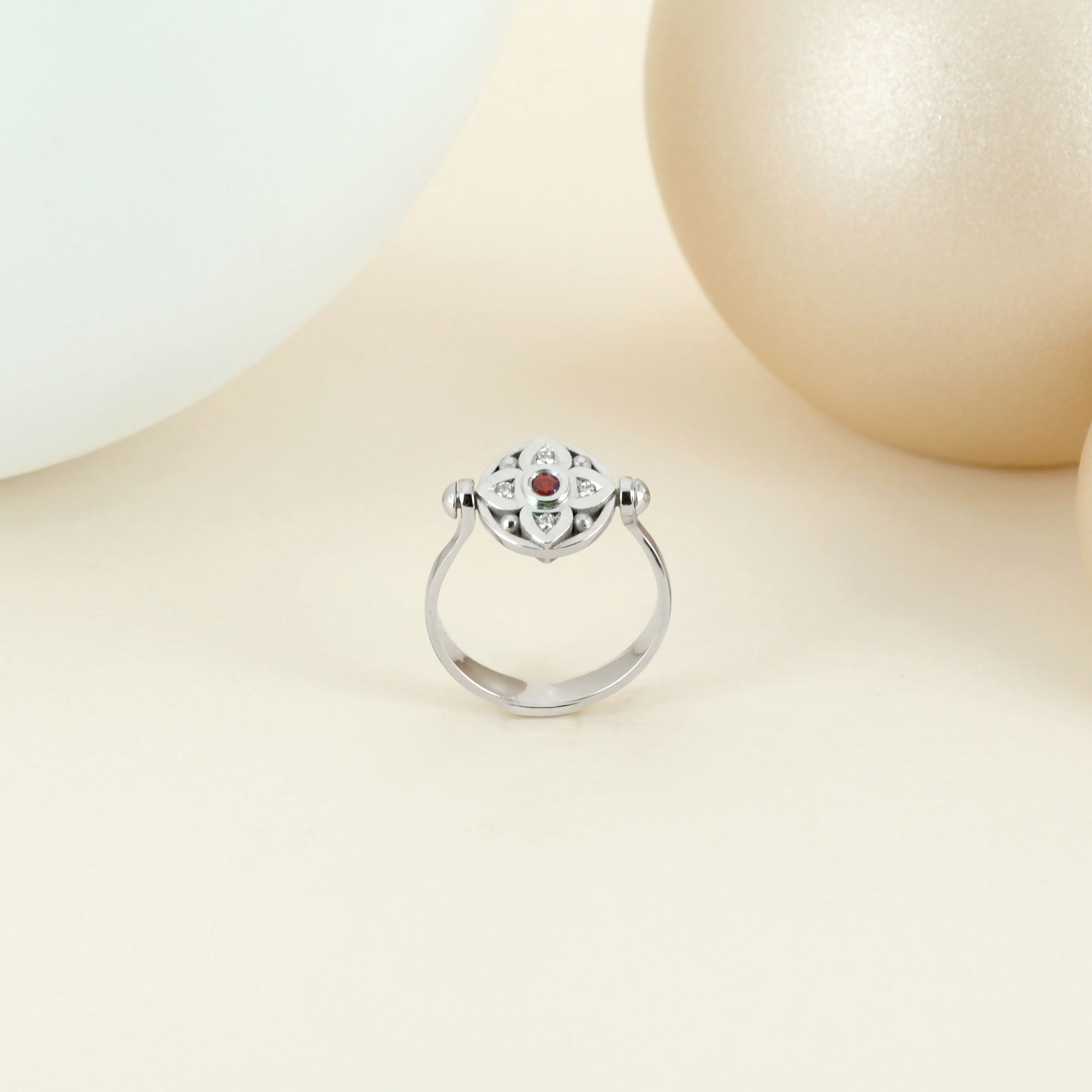 Bague vice versa en or blanc, saphir, rubis et diamants (recto verso)