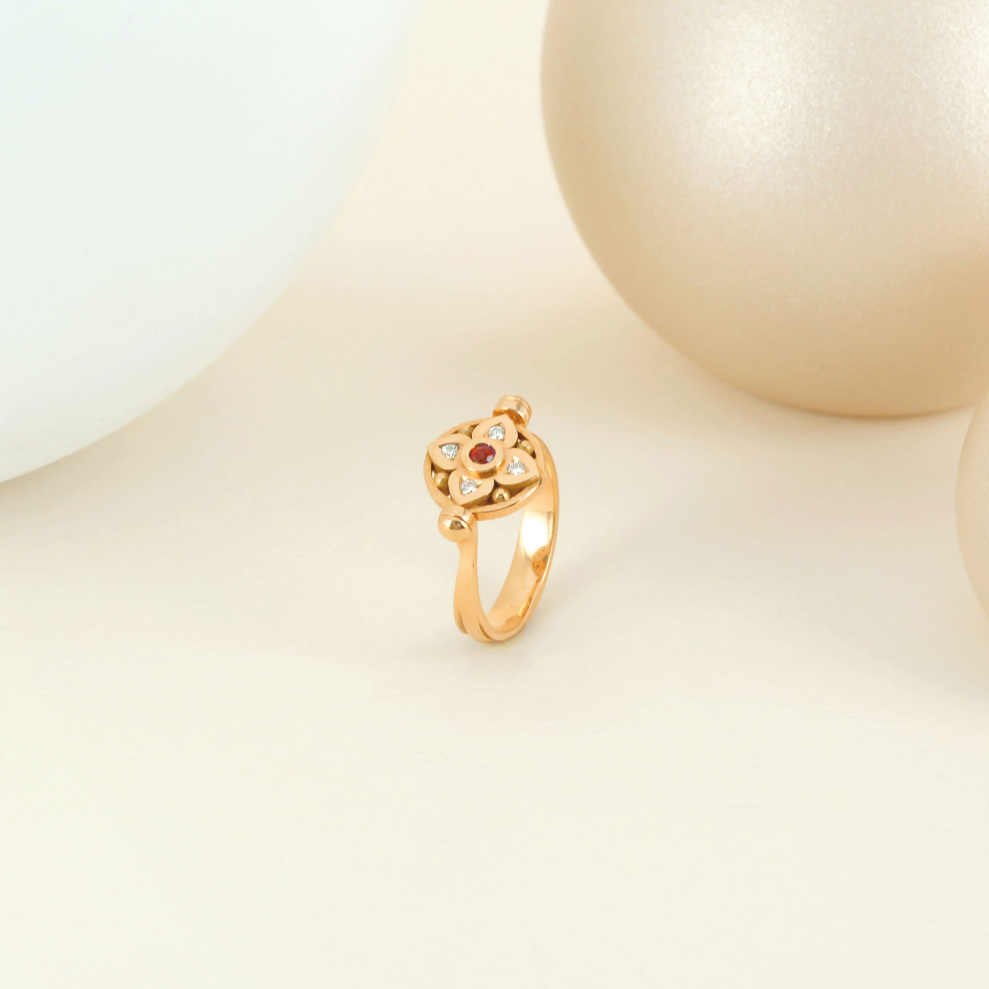 Bague vice versa en or rose, saphir, rubis et diamants (recto verso)