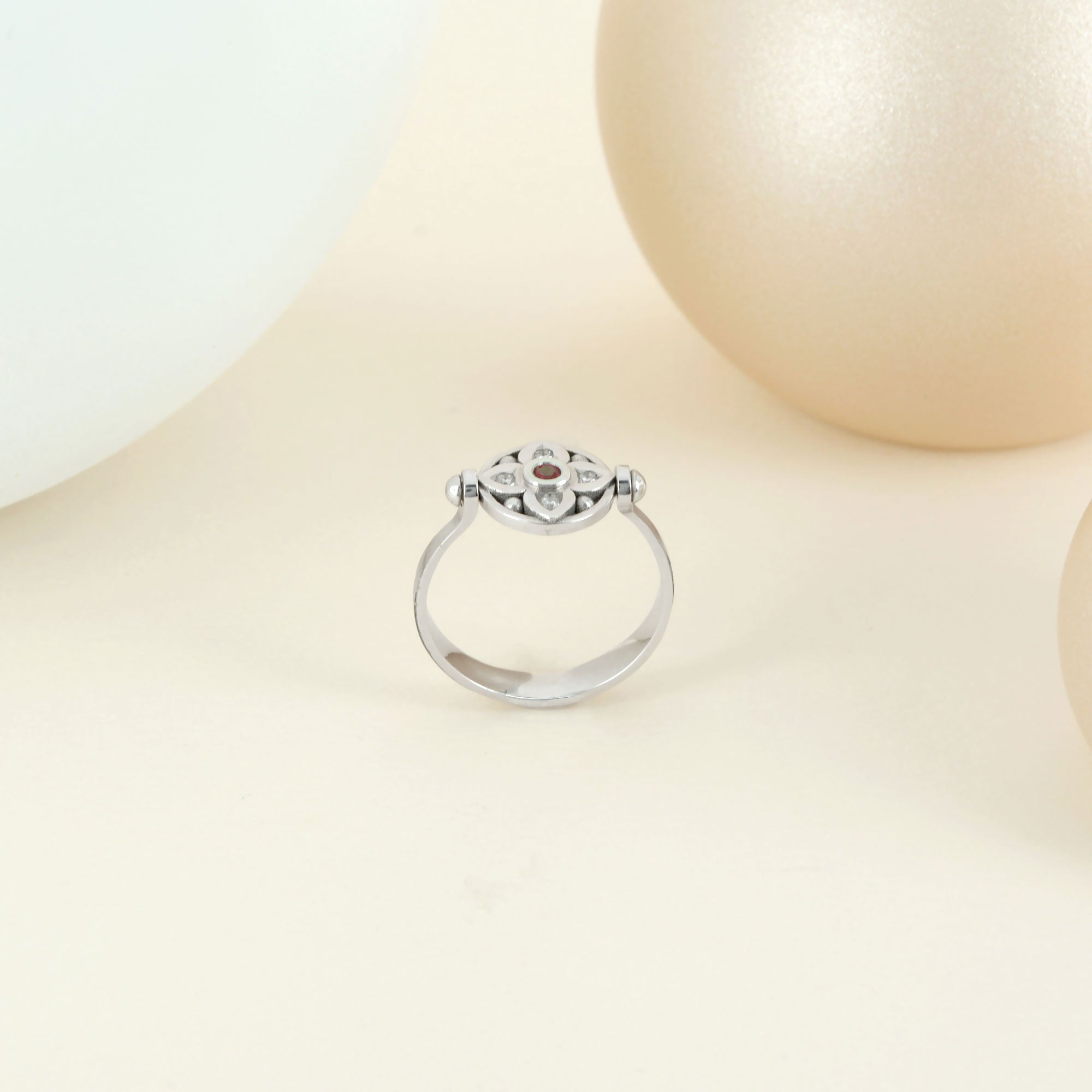 Bague vice versa en or blanc, rubis et diamants