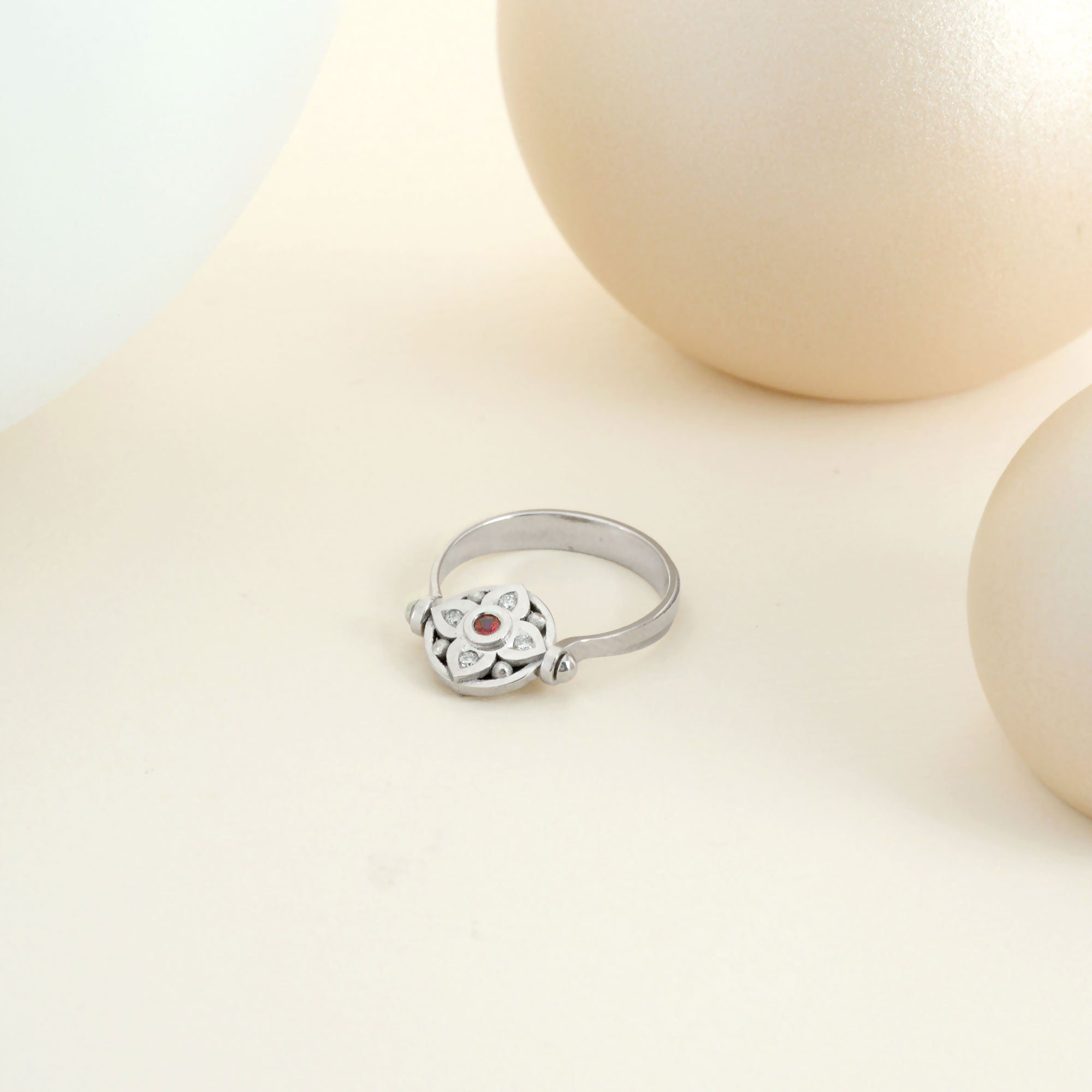 Bague vice versa en or blanc, rubis et diamants (recto verso)