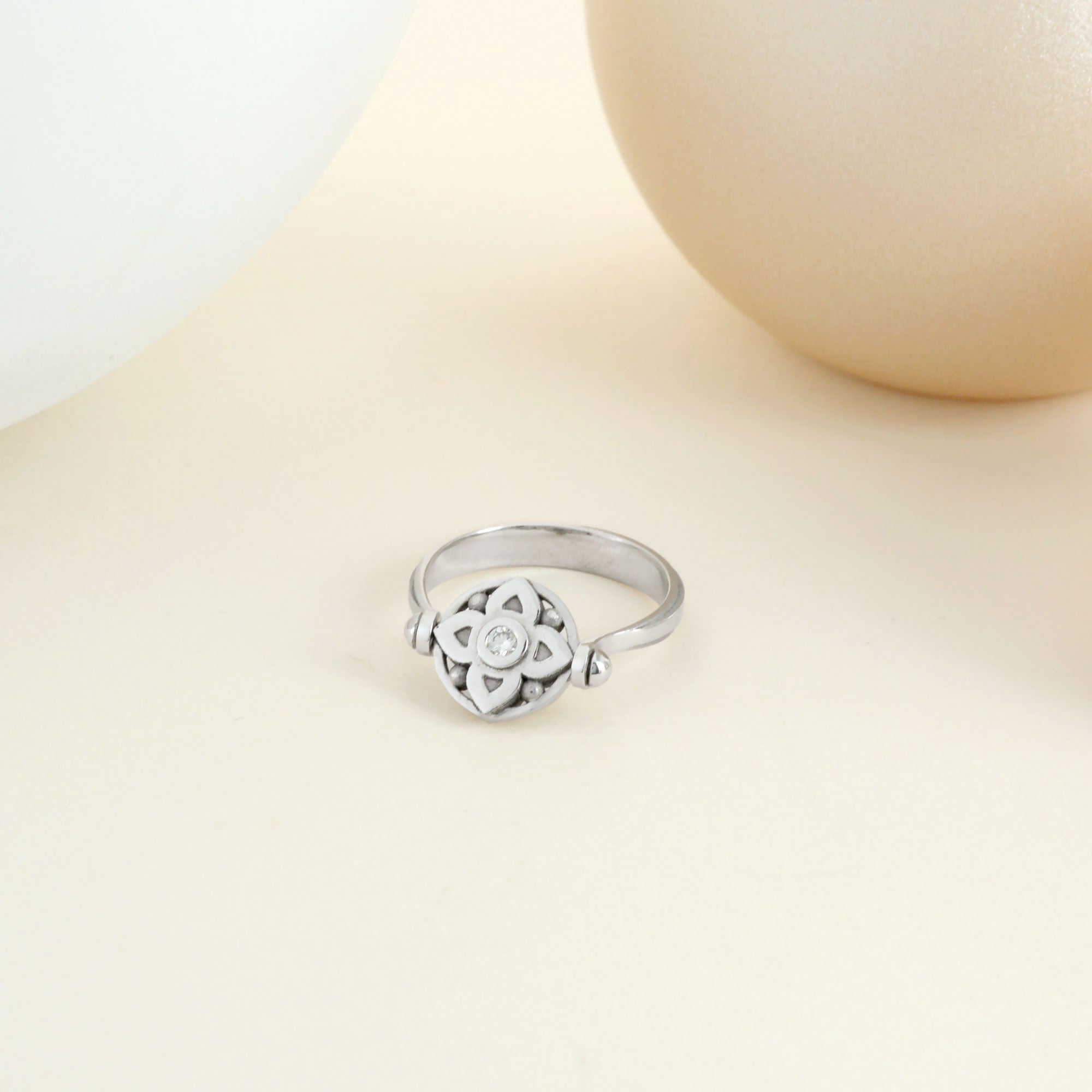 Bague vice versa en or blanc, rubis et diamants (recto verso)