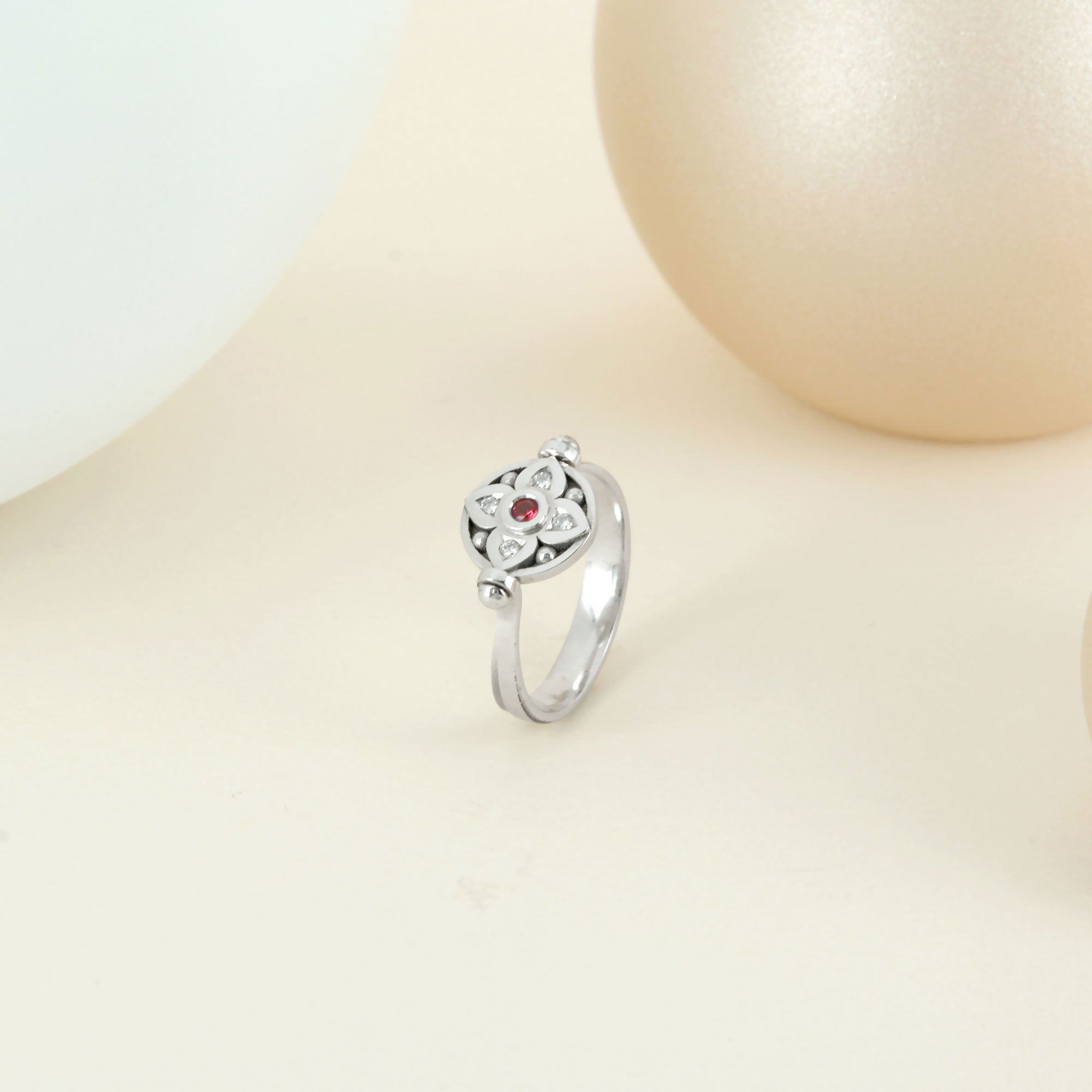 Bague vice versa en or blanc, rubis et diamants