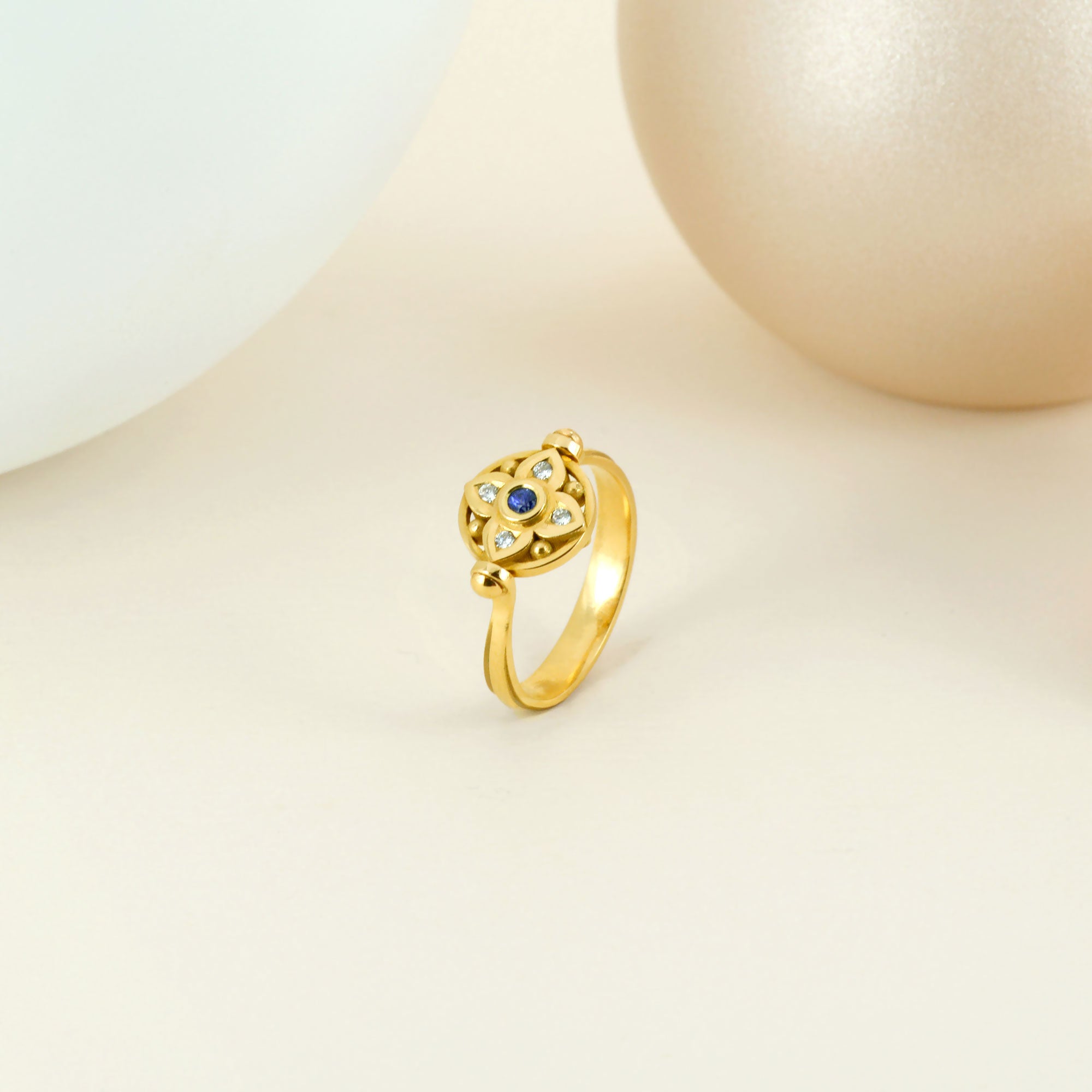 Bague vice versa en or jaune, saphir, rubis et diamants (recto verso)