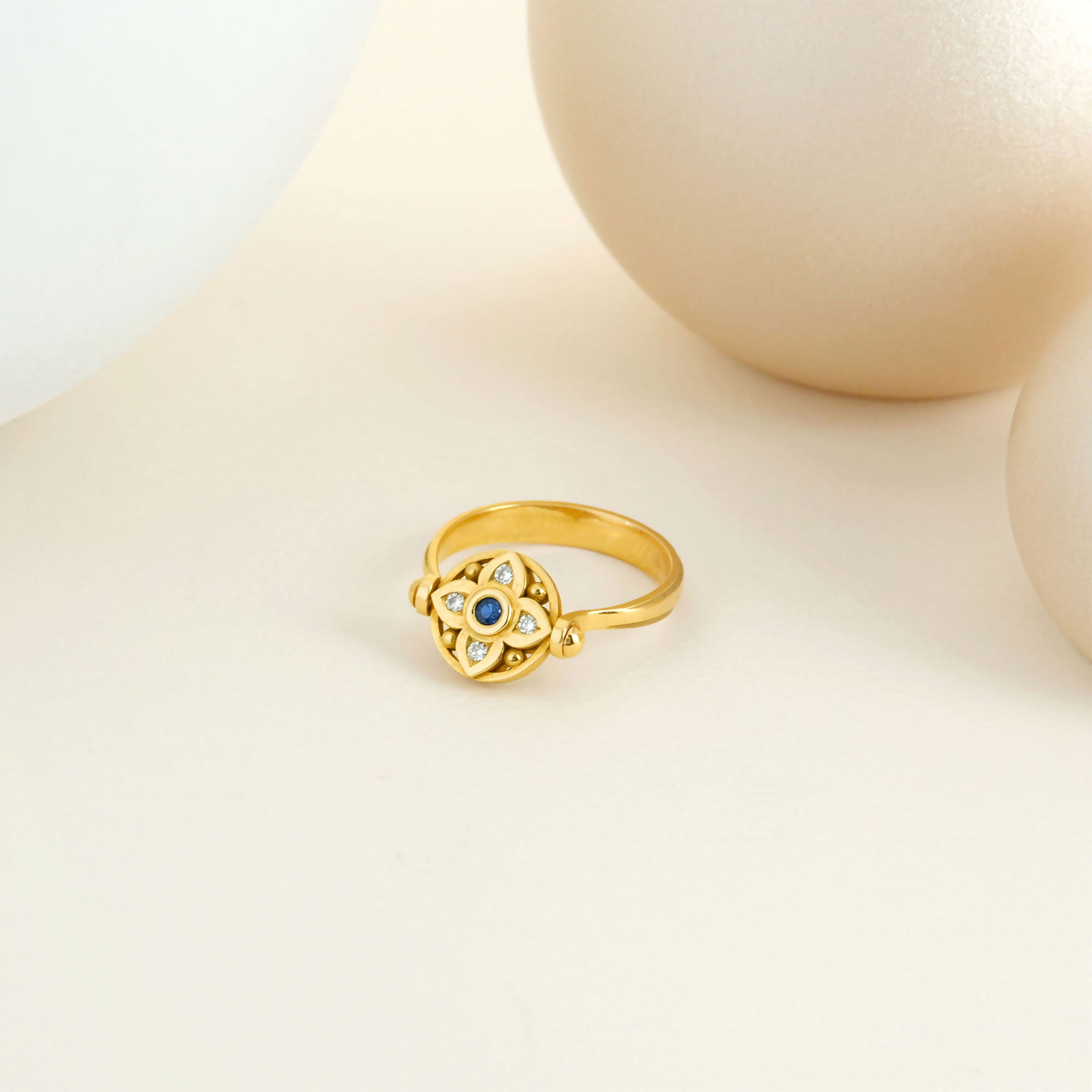 Bague vice versa en or jaune, saphir, rubis et diamants (recto verso)