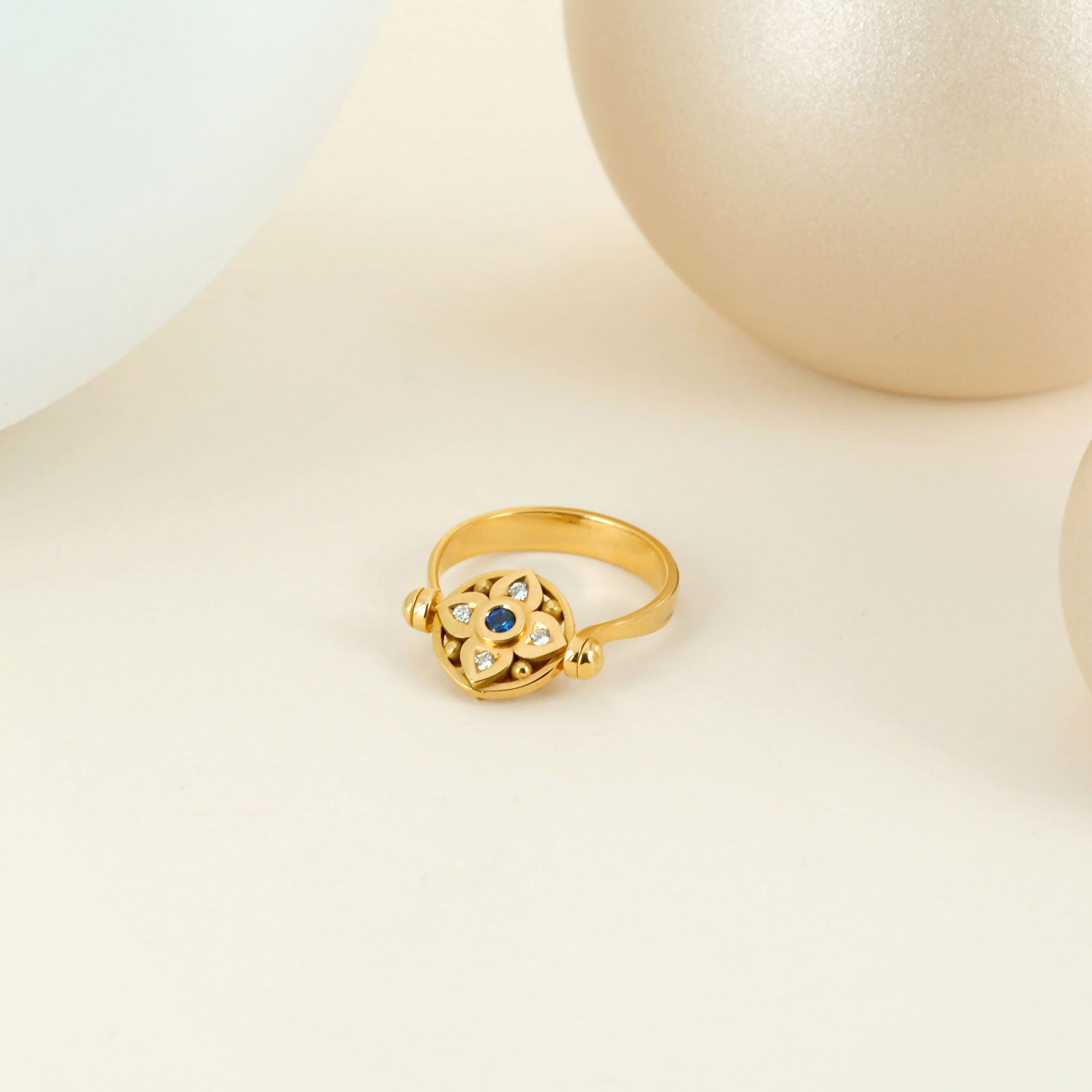 Bague vice versa en or jaune, saphir, rubis et diamants (recto verso)