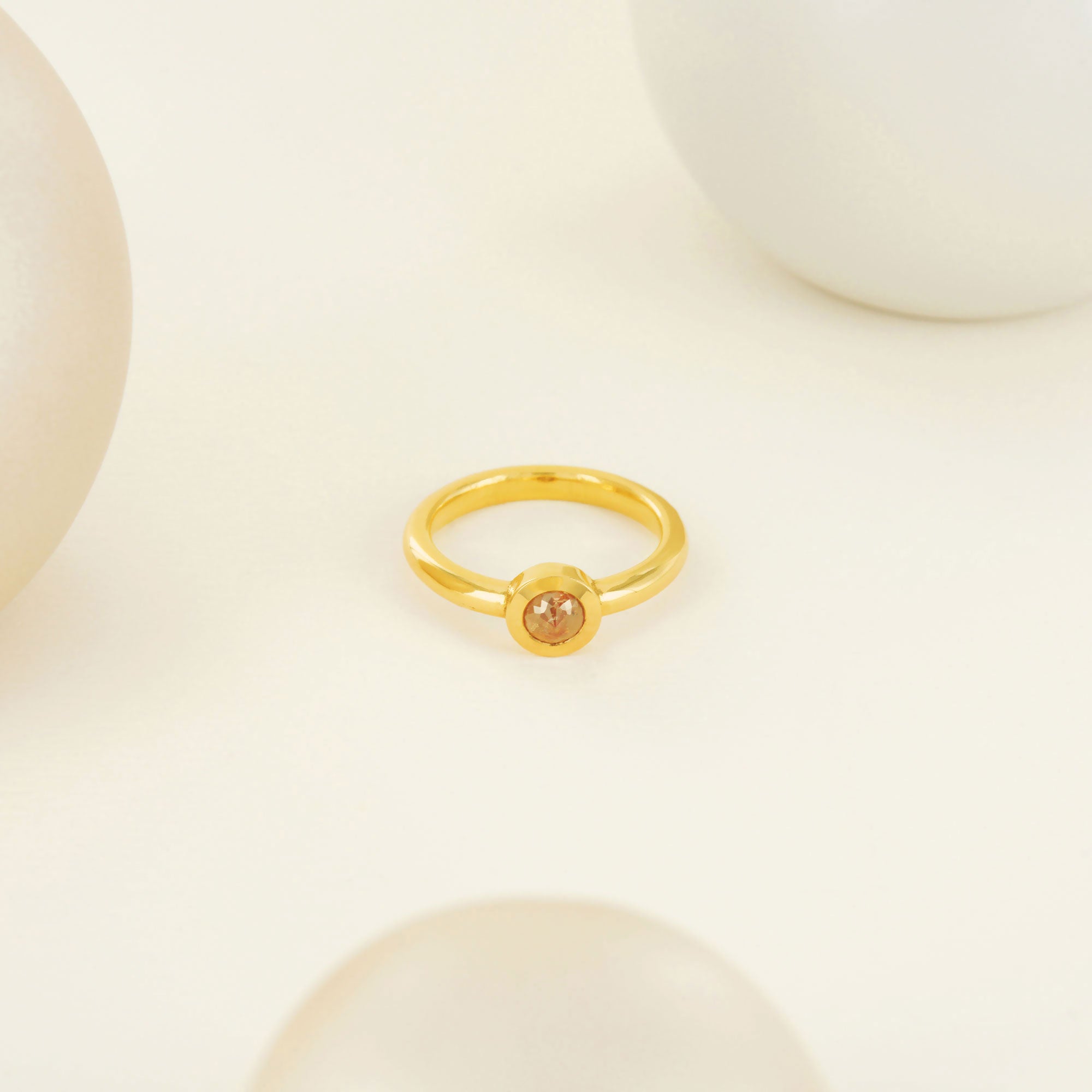 Solitaire en or jaune et diamant orange