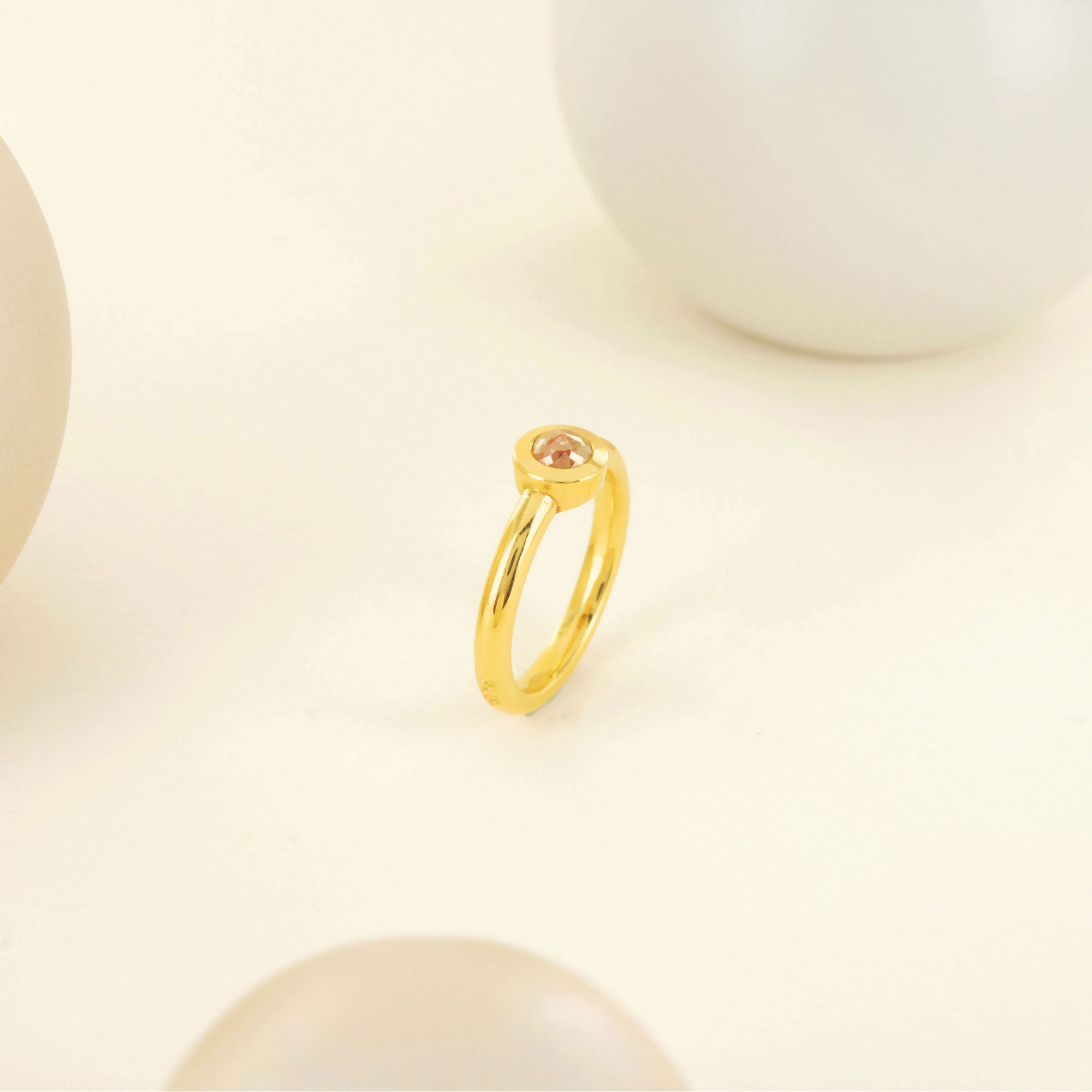 Solitaire en or jaune et diamant orange