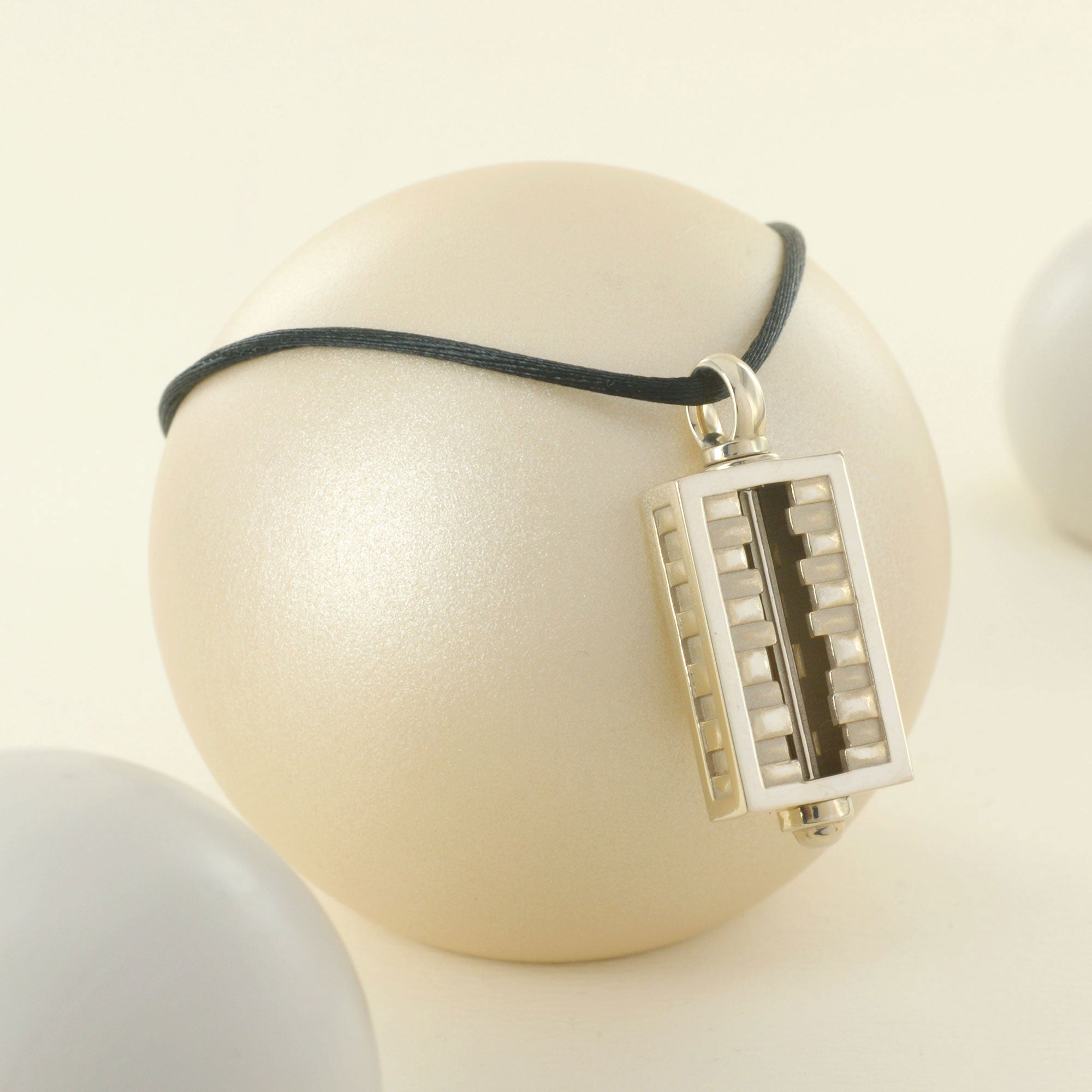 Pendentif en or blanc