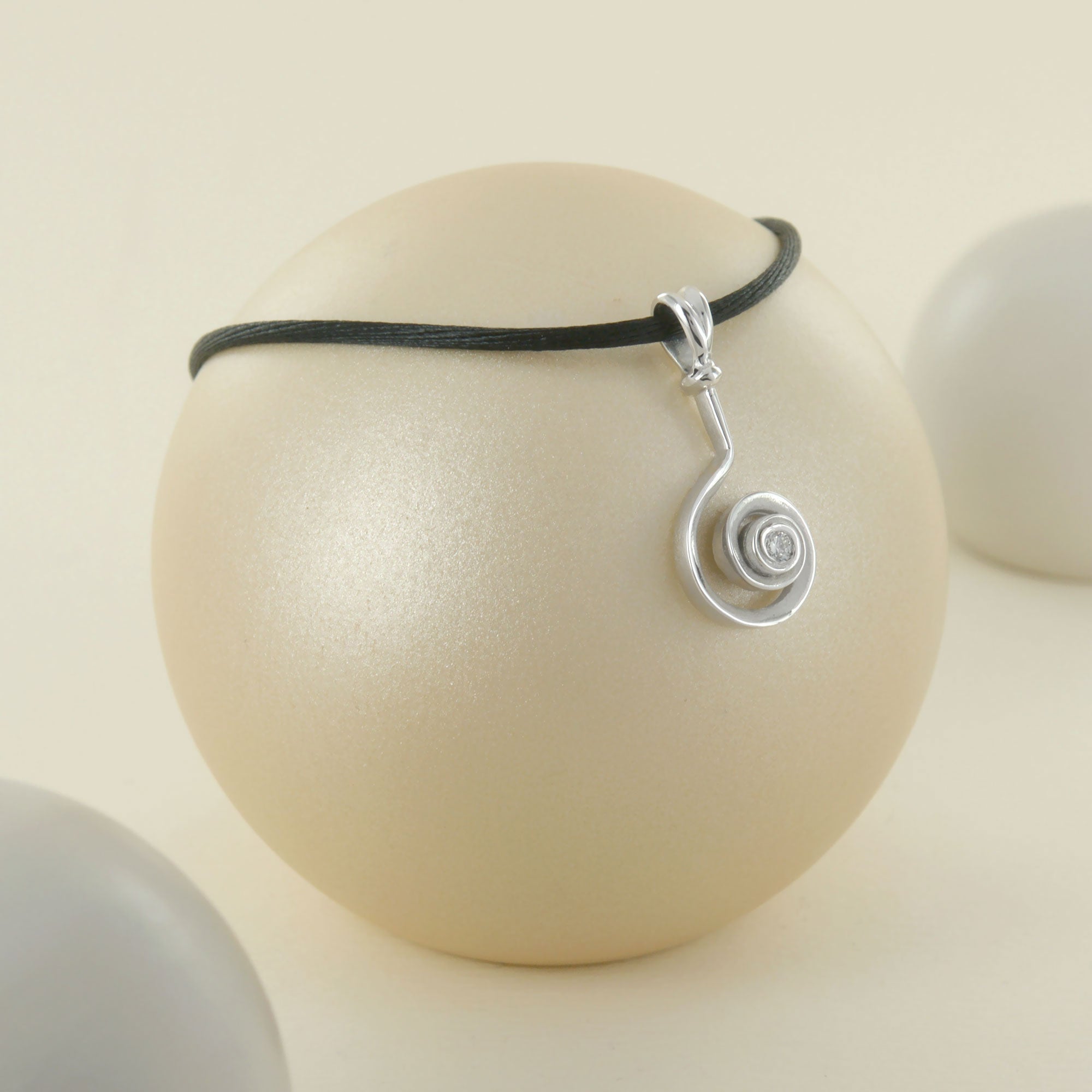 Pendentif Intrigue en or blanc avec diamant