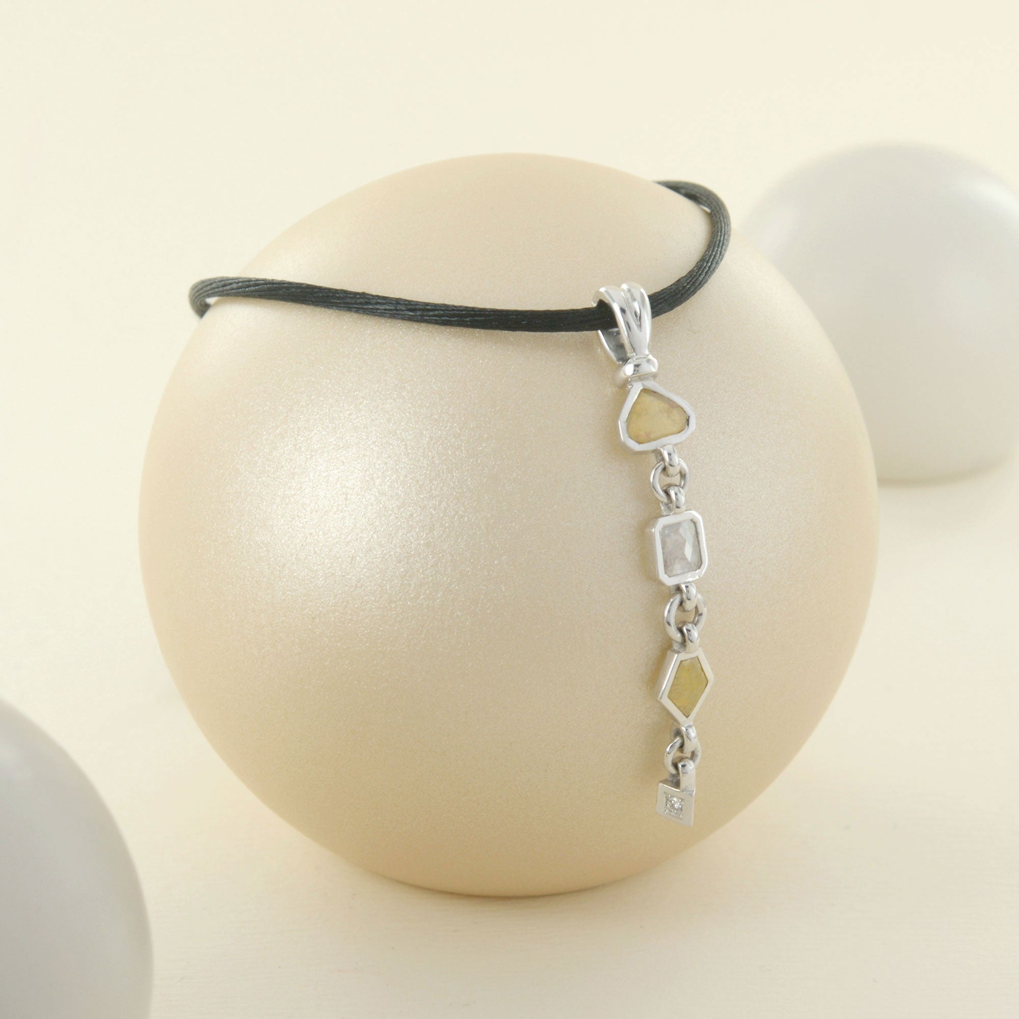 Pendentif gourmandise en or blanc et diamants