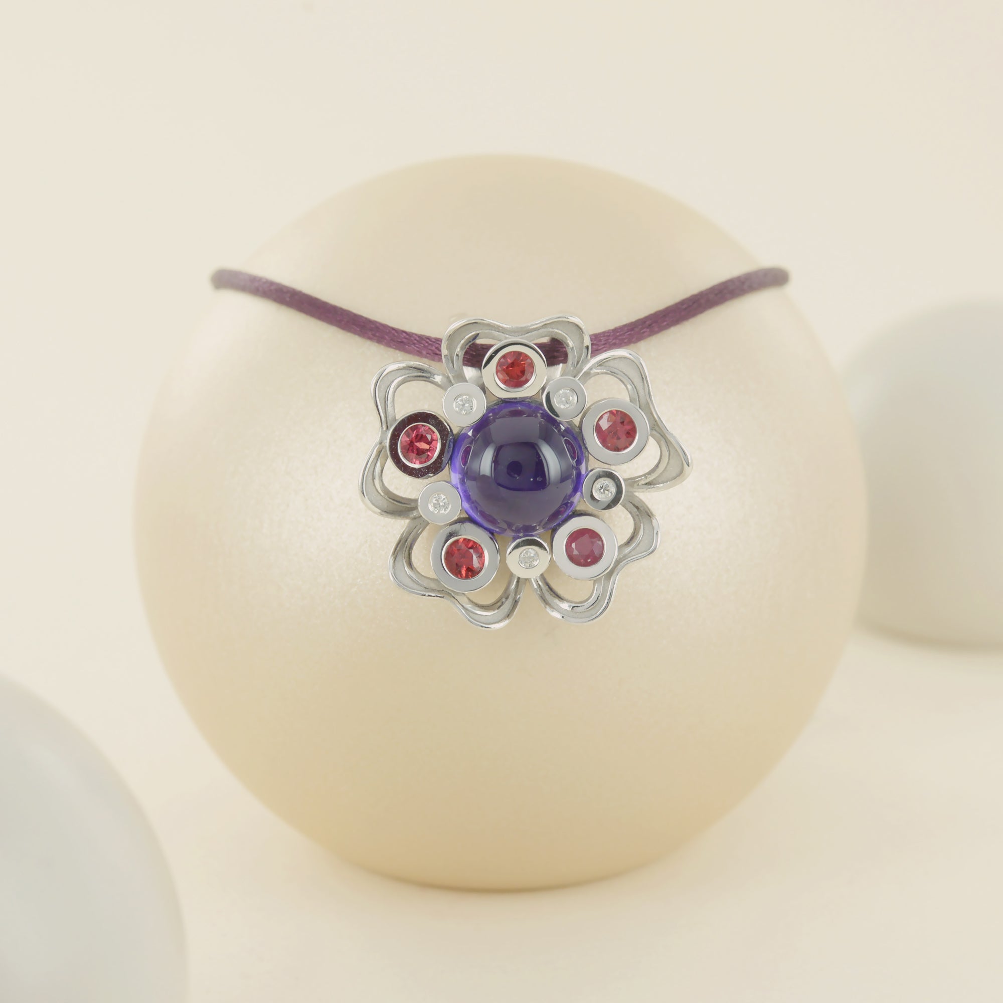 Pendentif Pensée sauvage Large en or blanc et améthyste