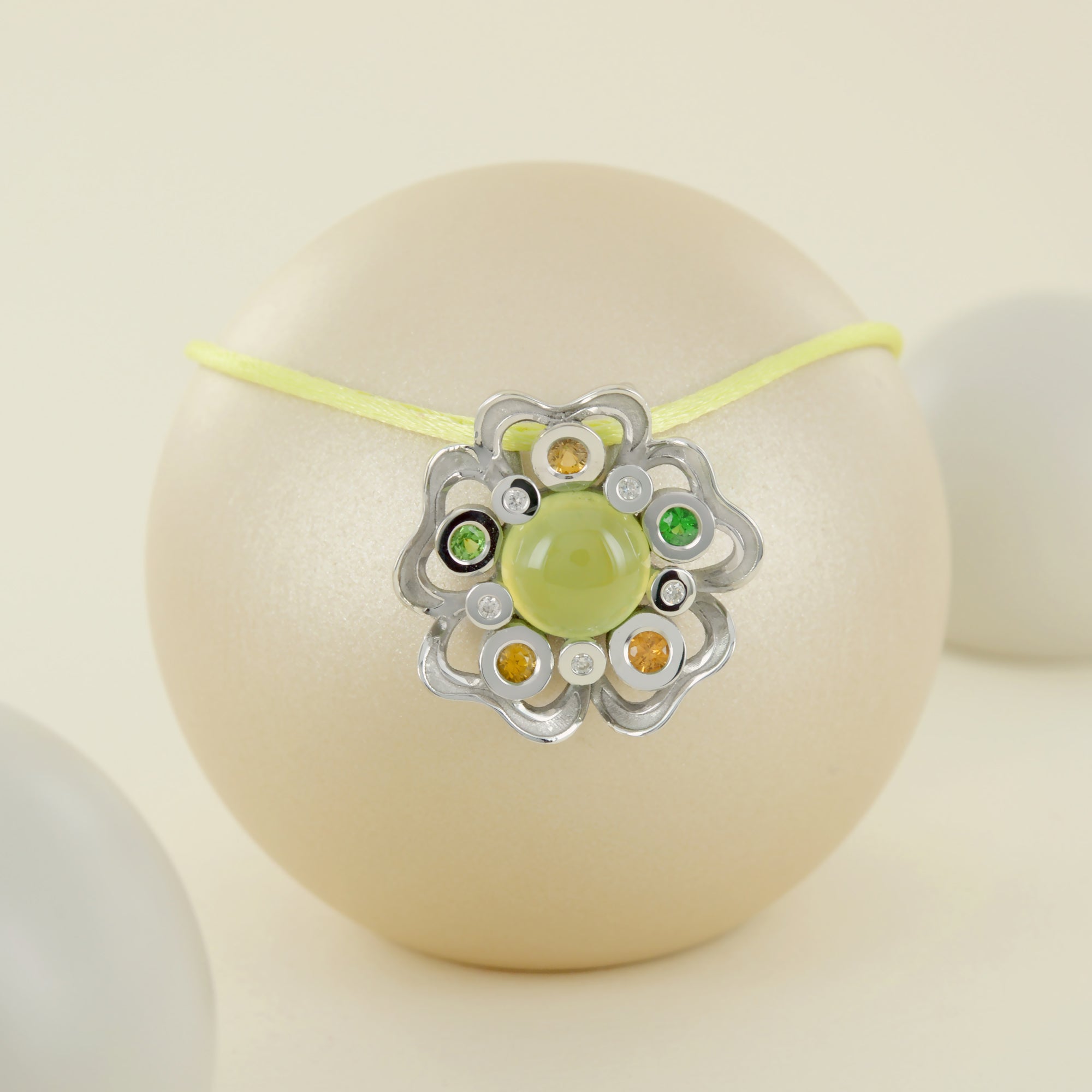 Pendentif Pensée sauvage Large en or blanc et phrénite