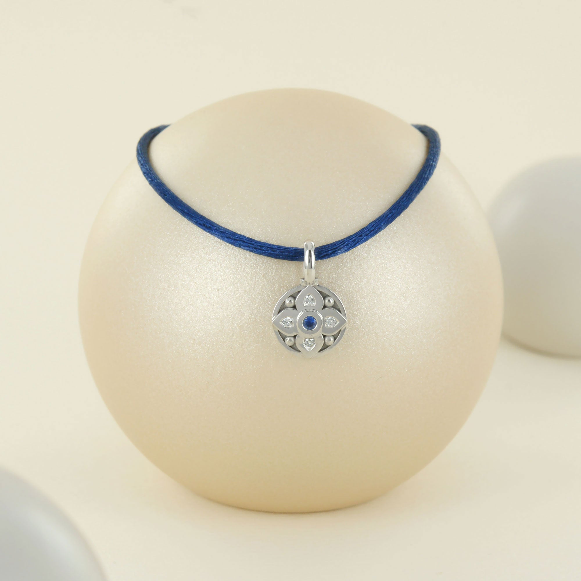 Pendentif vice versa en or blanc, diamants et saphir