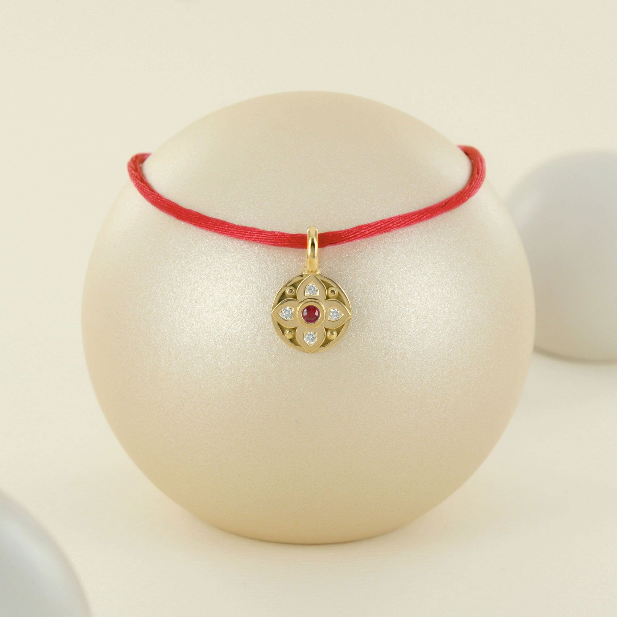 Pendentif vice versa en or jaune, diamants et rubis