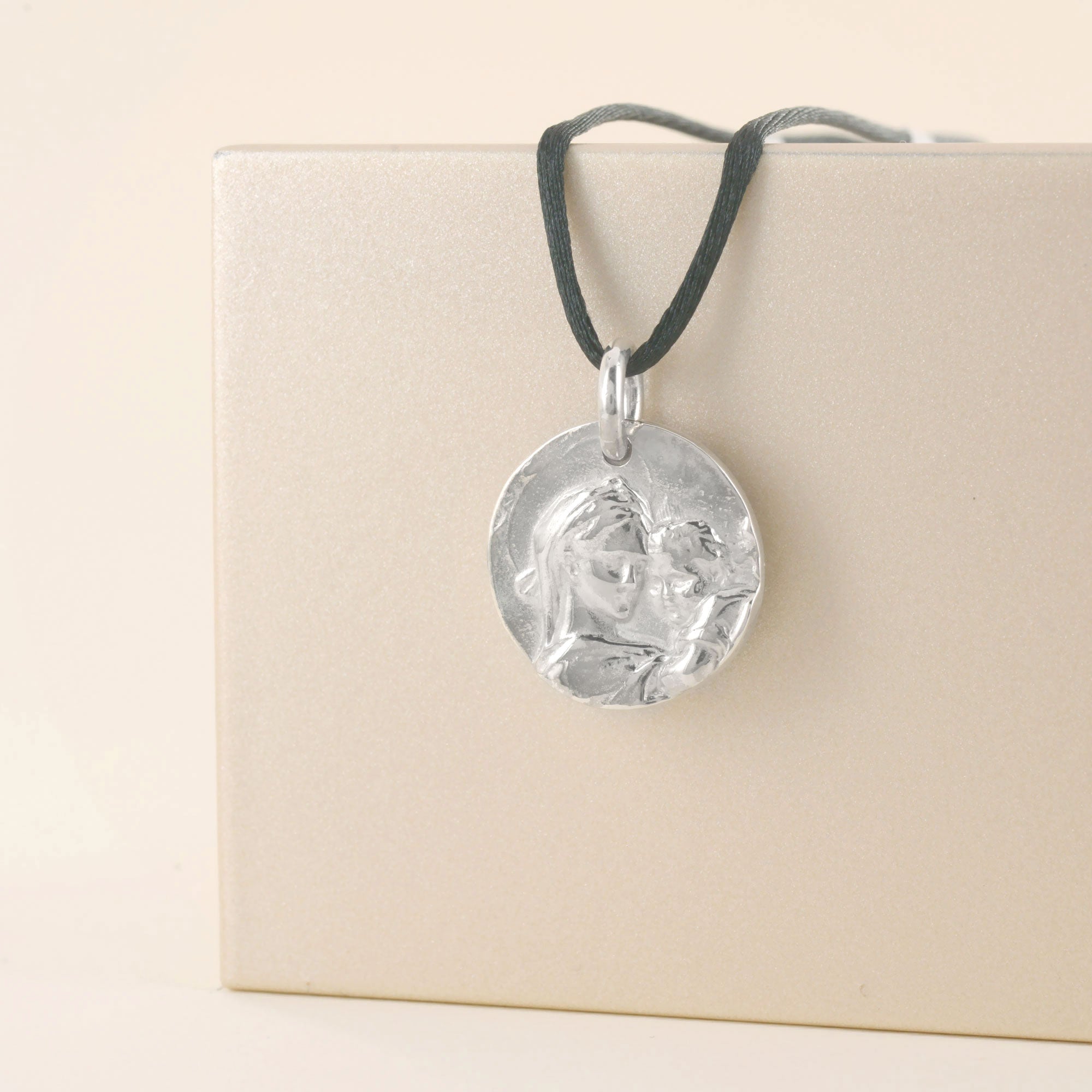 Médaille vierge à l'enfant & empreintes de pieds en argent