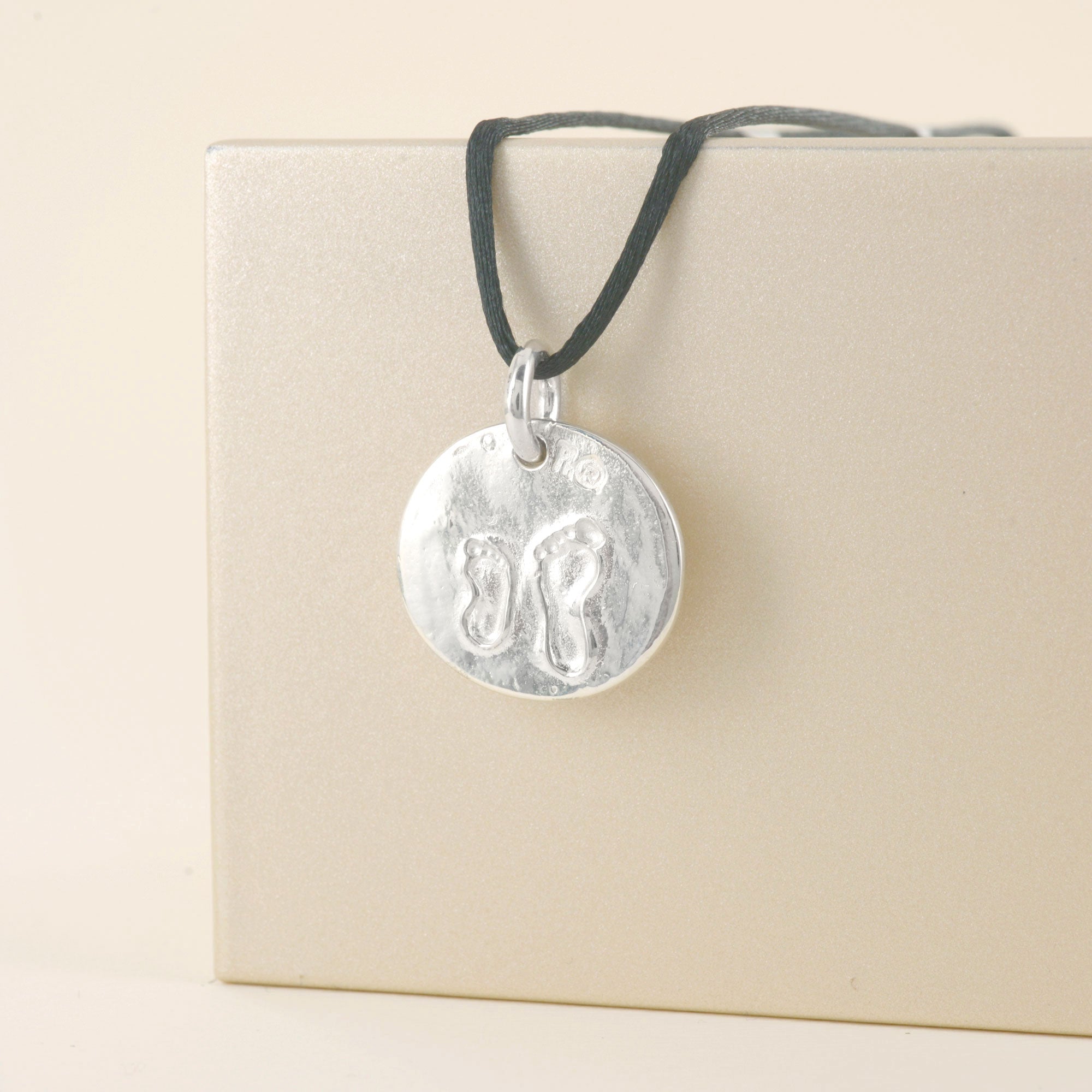 Médaille ronde des filles & empreintes de pieds en argent