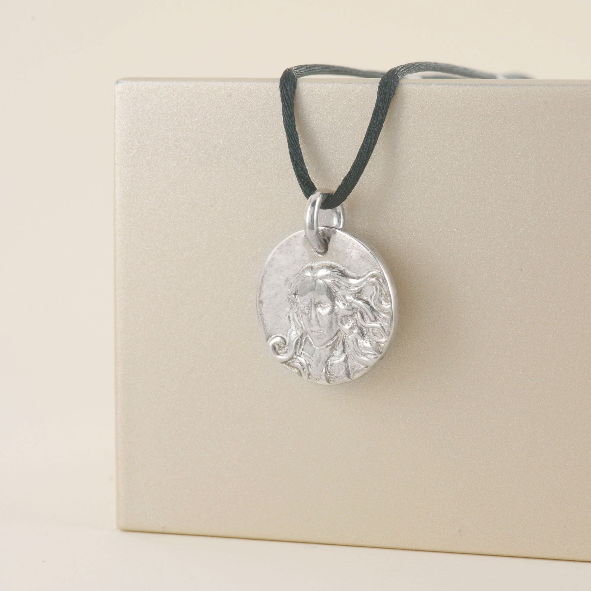 Médaille vénus & colombe en argent