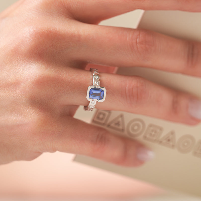 Gold solitaire Alchimie tanzanite and diamonds