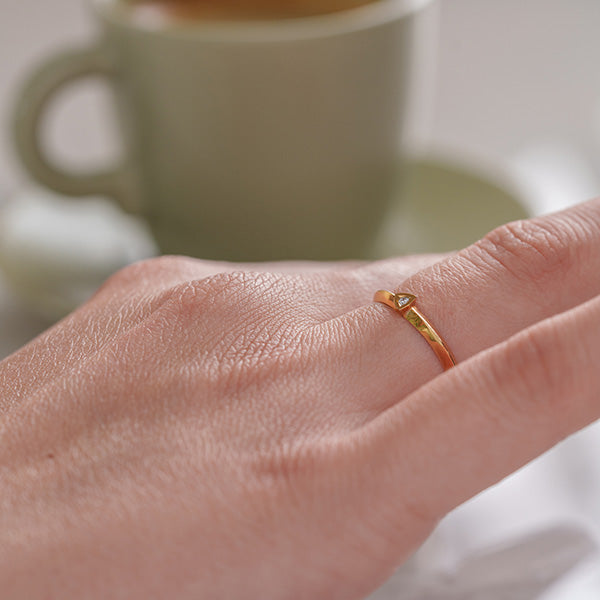 Bague Solitaire Alchimie triangle en diamant et en or