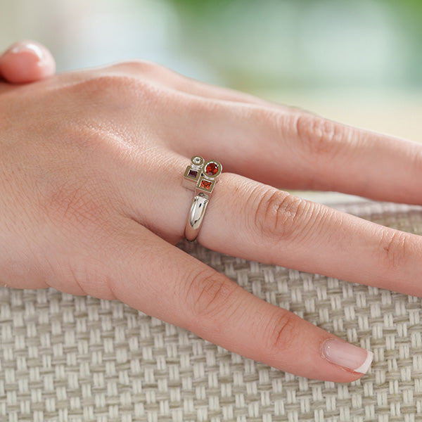 Bague Marélie XS A4 rouge-orangé en or, diamant, saphirs et rubis