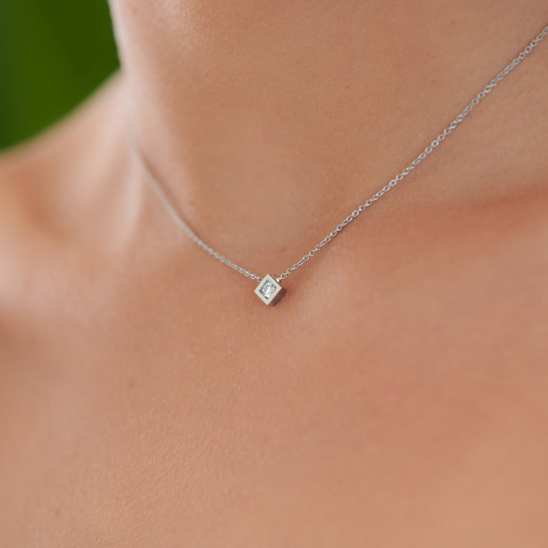 Simplicité diamond pendant in gold and diamond