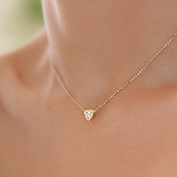 Simplicity triangle pendant in gold and diamond