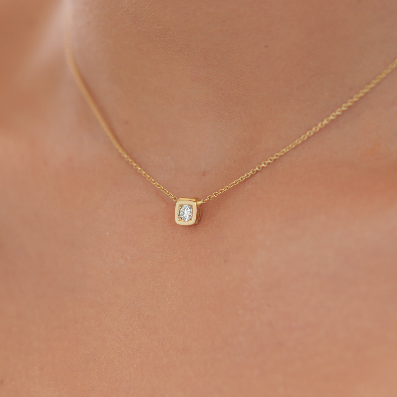 Pendentif Simplicité coussin en or et diamant