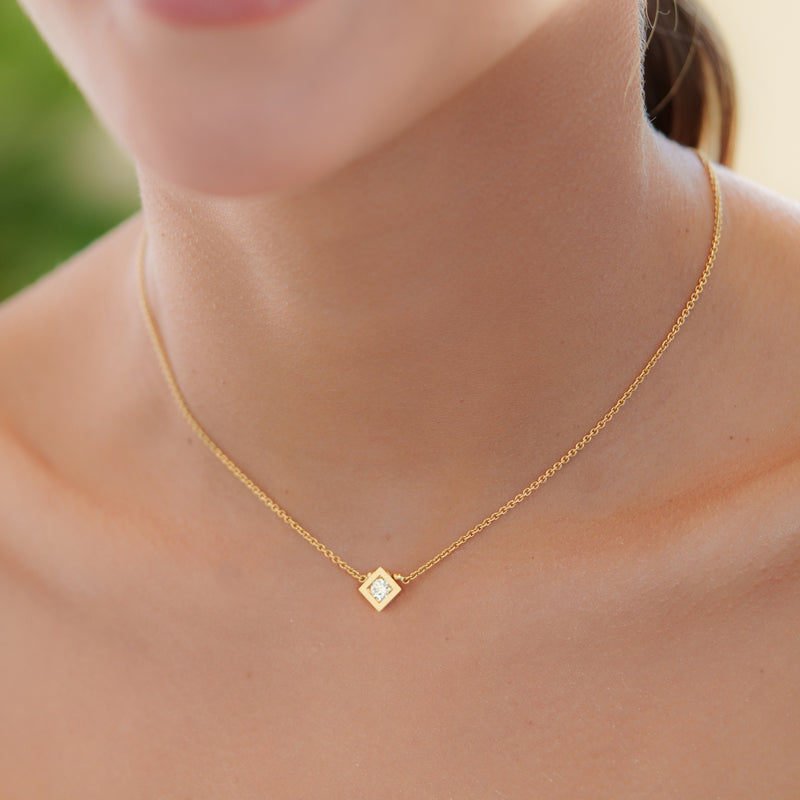 Simplicité diamond pendant in gold and diamond