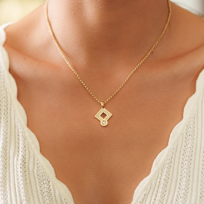 Pendant signe Diamond-paved lozenge in gold Tournaire