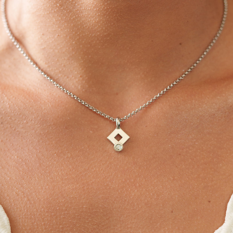 Pendant signe Losange small diamond in gold Tournaire