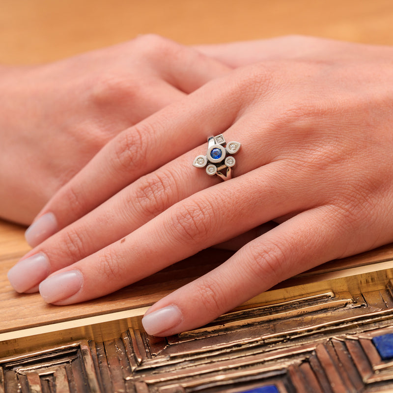 Daisy small sapphire and diamonds ring