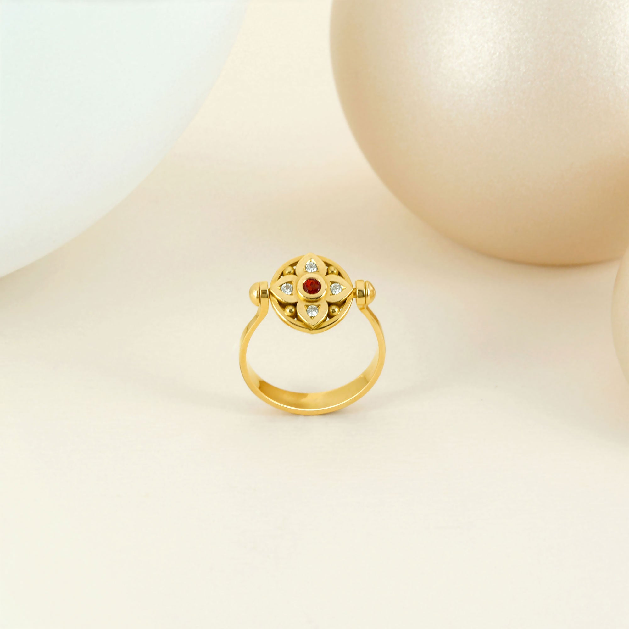 Bague vice versa en or jaune, saphir, rubis et diamants (recto verso)