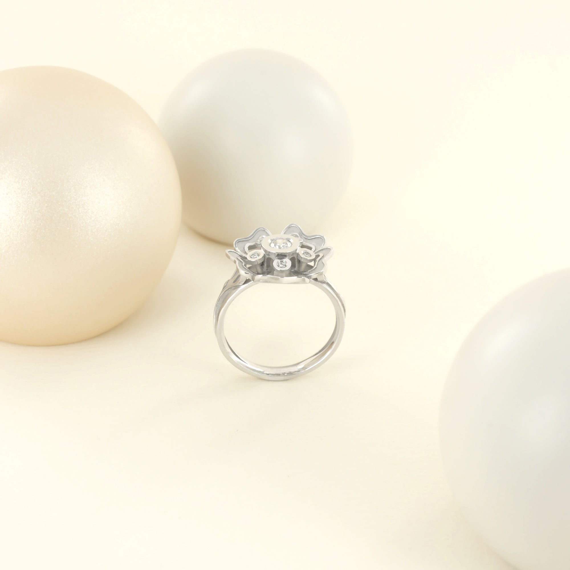 Bague Pensée Sauvage médium en or blanc et diamants