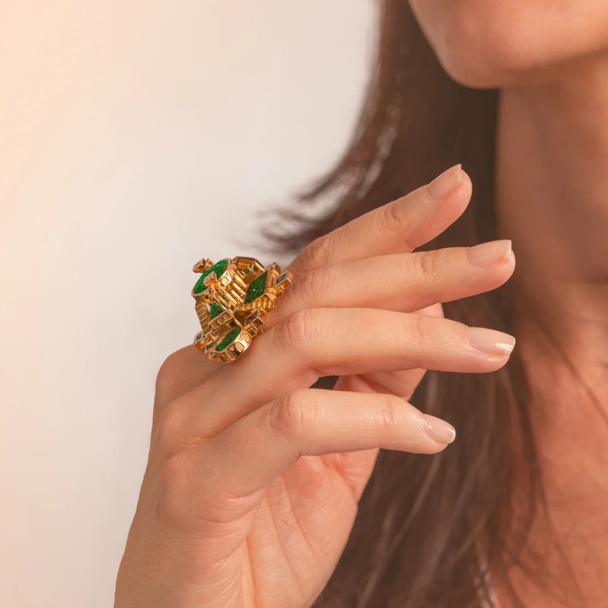 bague de créateur or 18 carats sur le thème de l'architecture et pierres de couleurs