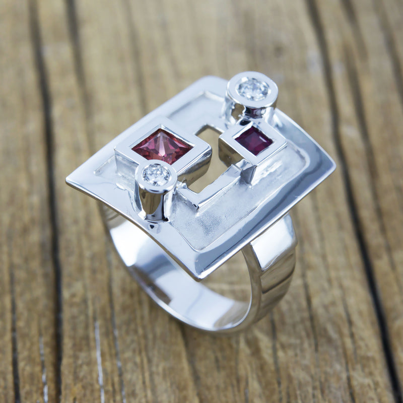 Bague Astrée rubis saphirs et diamants en or blanc palladié