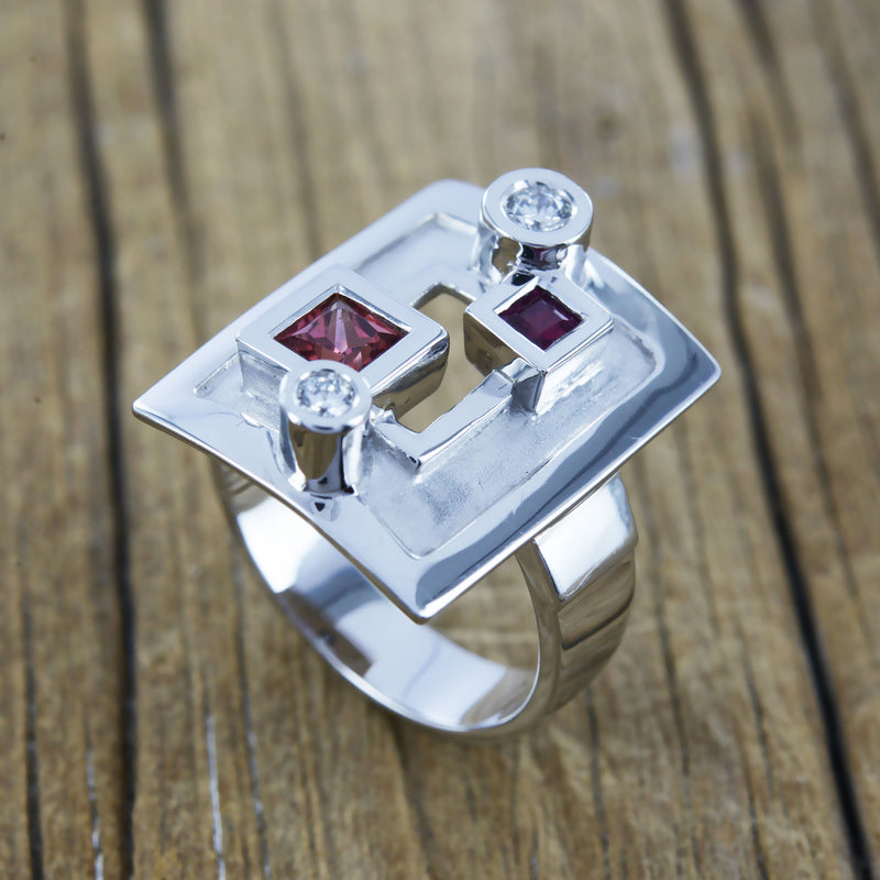 Bague Astrée rubis saphirs et diamants en or blanc palladié