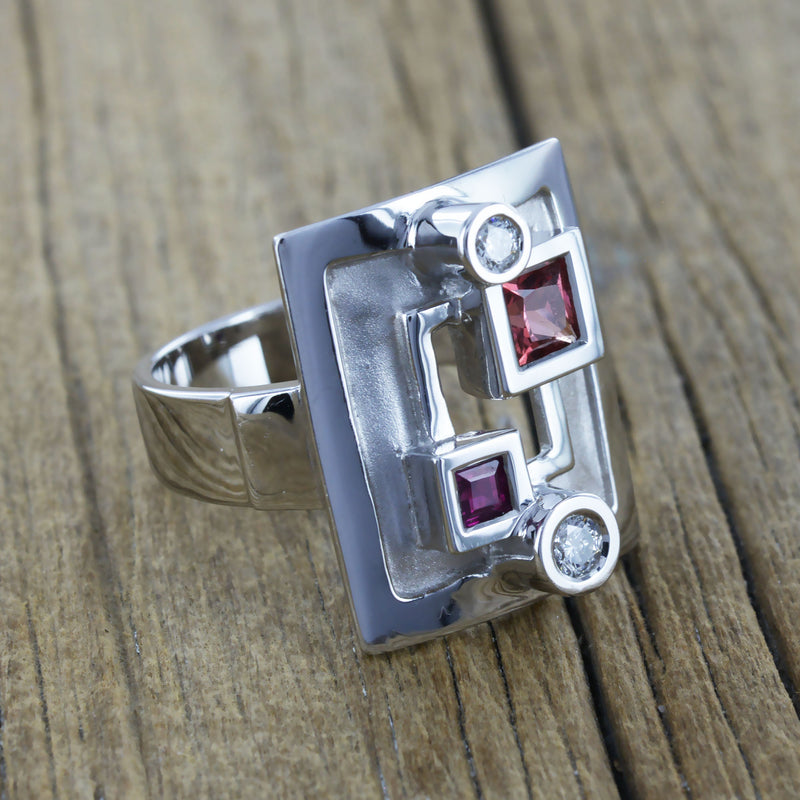Bague Astrée rubis saphirs et diamants en or blanc palladié