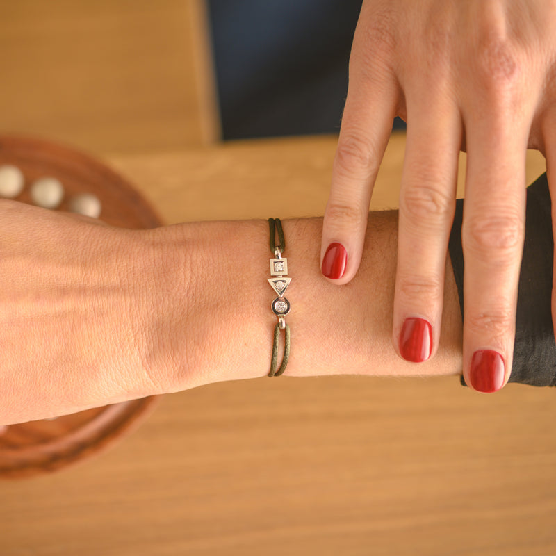 trilogy bracelet in 3-diamond gold