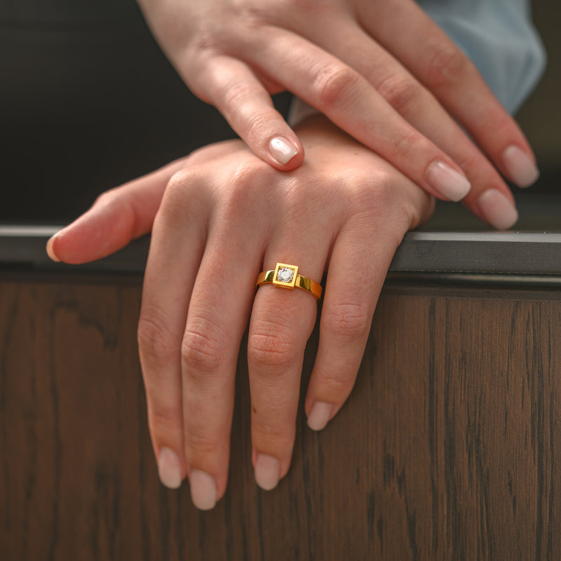 Solitaire Cube diamond ring in gold